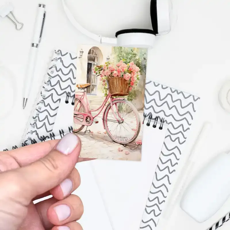 Samolepka do diáře Vistárie: Vintage boxy – Růže a jarní romantika se starým kolem.