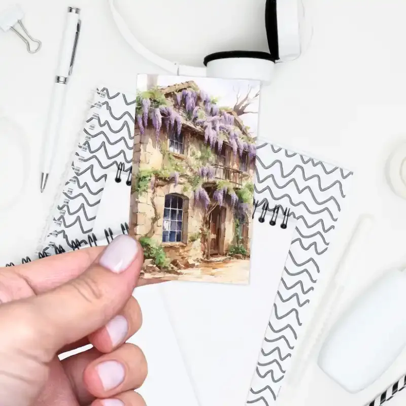 Samolepka do diáře Vistárie v květu zdobící starý dům.