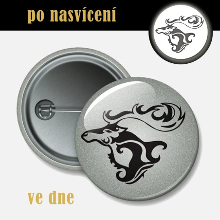 Reflexní odznak Jelen 44 mm – bezpečnostní placka pro turisty.