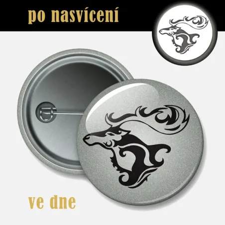 Reflexní odznak Jelen 44 mm – bezpečnostní placka pro turisty.