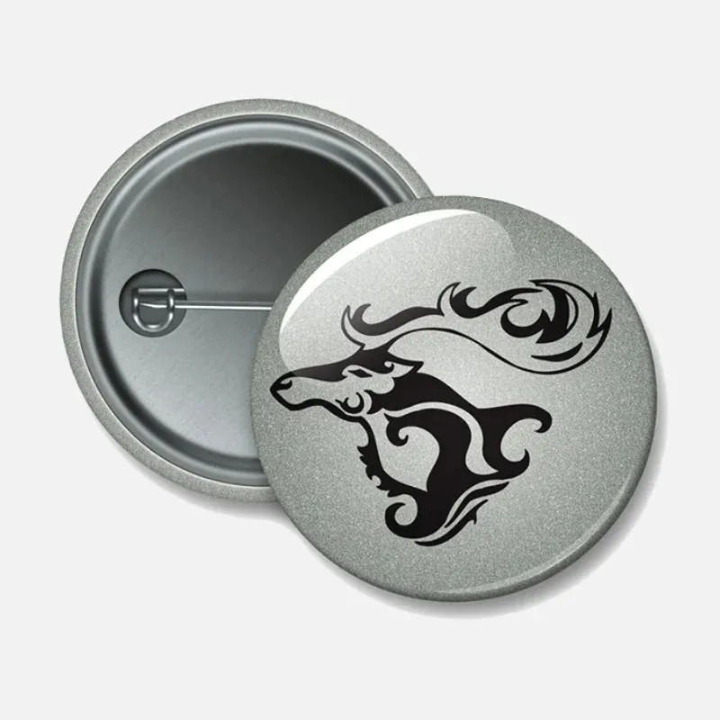 Reflexní odznak Jelen 44 mm – bezpečnostní placka pro milovníky toulek přírodou.