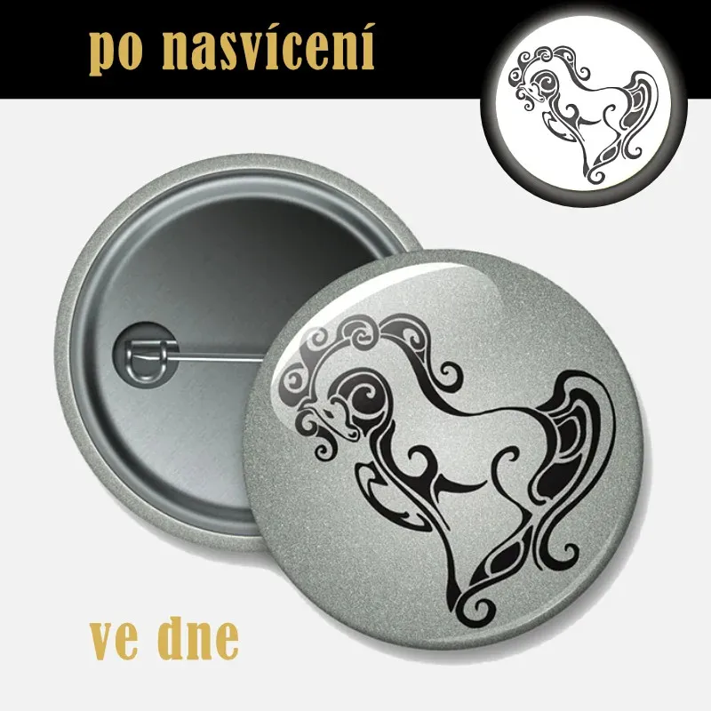 Reflexní odznak Kůň v pohybu 44 mm – bezpečnostní placka pro jezdce.