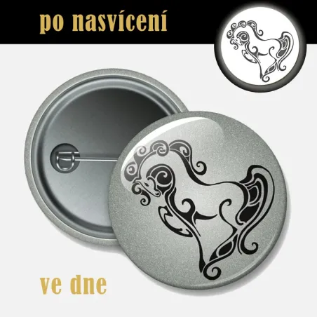 Reflexní odznak Kůň v pohybu 44 mm – bezpečnostní placka pro jezdce.