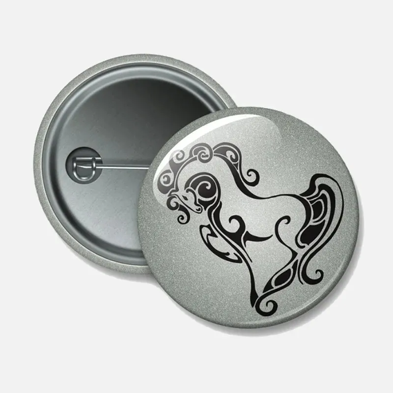 Reflexní odznak Kůň 44 mm – bezpečnostní placka pro jezdce, na sedlo, bundu, tašku.