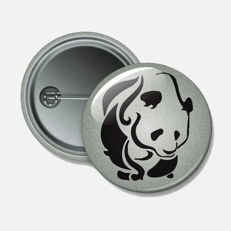 Reflexní odznak Panda 44 mm – bezpečnostní placka s oblíbeným motivem.