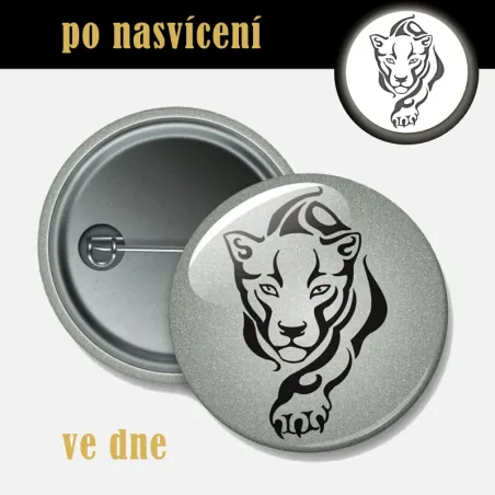 Reflexní odznak Puma 44 mm – bezpečnostní placka na batoh a bundu.