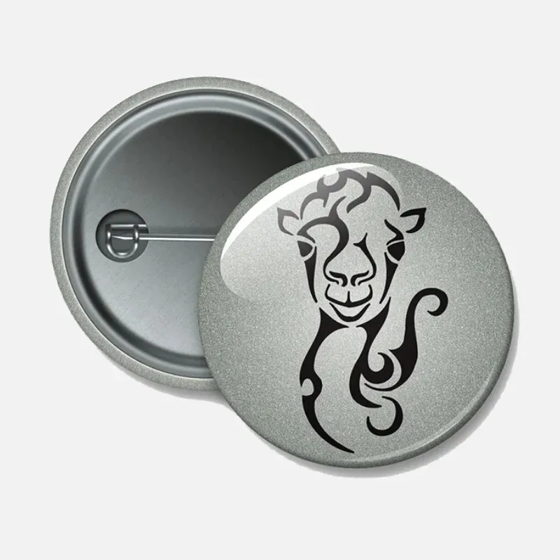 Reflexní odznak Velbloud 44 mm – bezpečnostní placka pro teenagery i dospělé.