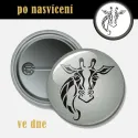 Reflexní odznak Žirafa 44 mm – bezpečnostní placka na batoh i oblečení.