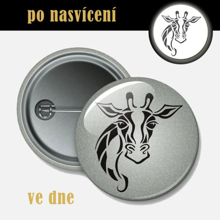 Reflexní odznak Žirafa 44 mm – bezpečnostní placka na batoh i oblečení.