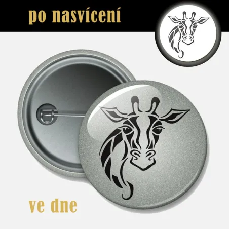 Reflexní odznak Žirafa 44 mm – bezpečnostní placka na batoh i oblečení.