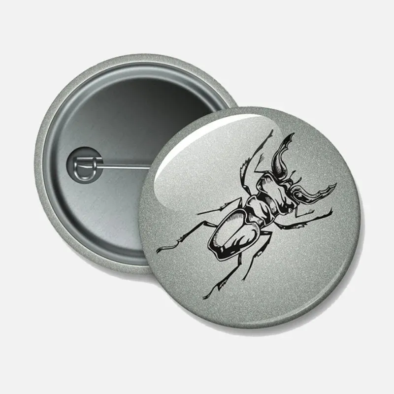 Reflexní odznak Roháč 44 mm – bezpečnostní placka pro teenagery a dospělé.