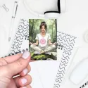 Samolepka do diáře Meditace: Záhněda – žena meditující v zeleném lese.