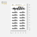 Samolepky Meditace: kombinace velkého a malých kaligrafických textů.