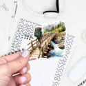 Samolepka do diáře Turistika – Kempování. Watercolor nálepka most přes horskou řeku.