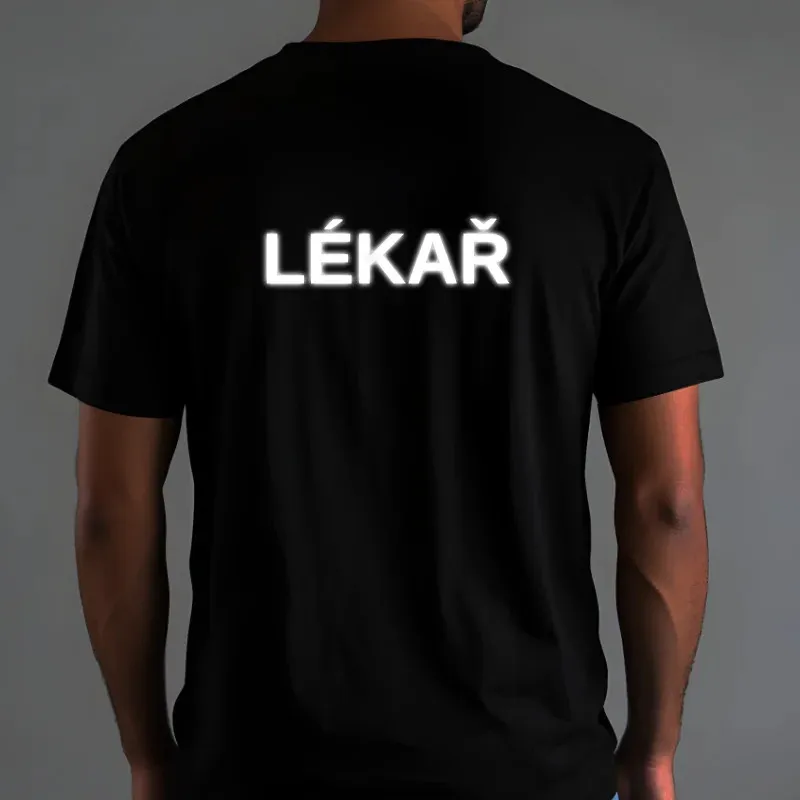 Reflexní nažehlovačka LÉKAŘ na záda – reflexní potisk pro zvžšení viditelnosti za šera a tmy.