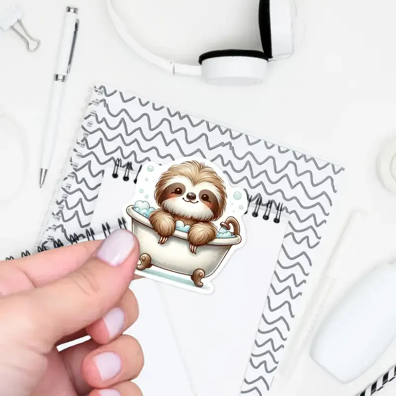 Samolepka lenochod ve vaně.