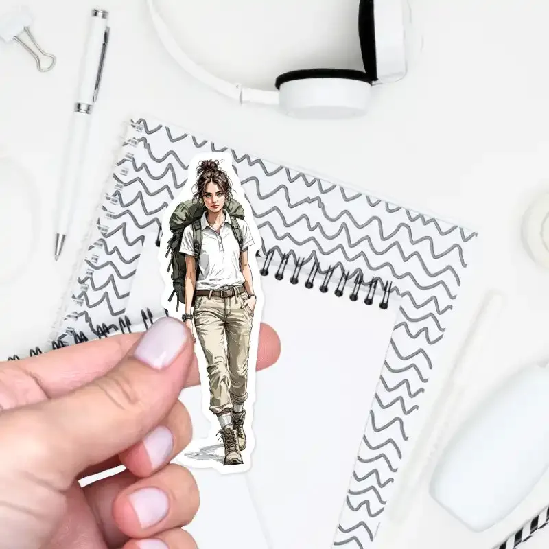 Samolepka do diáře: Horská túra s Miou – Mia na výšlapu s batohem.