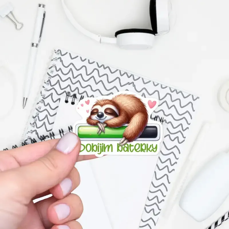 Samolepka lenochod dobíjí baterky.
