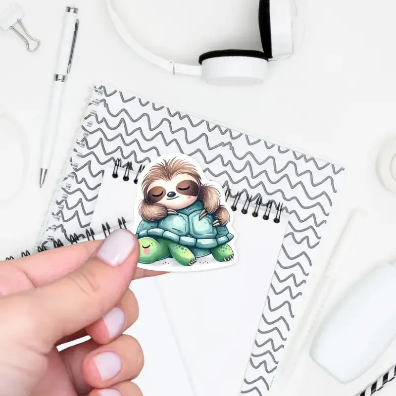 Nálepka lenochod spí na želvě.